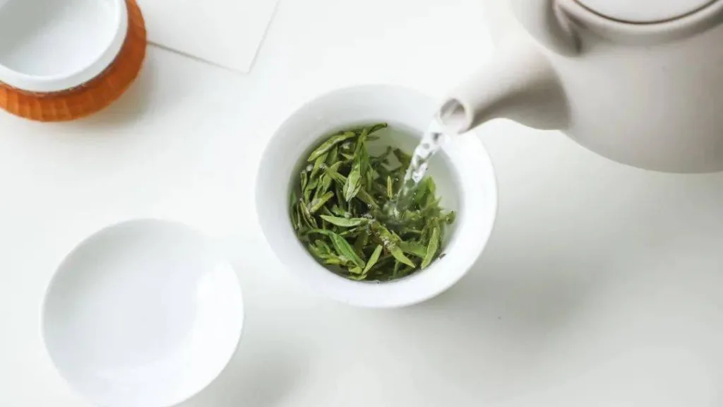 How many Longjing tea leaves should I add when brewing tea?