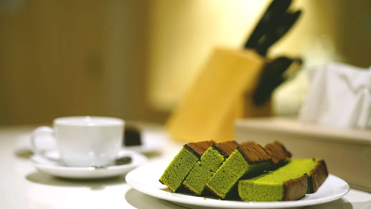 What snacks go with Chinese green tea perfectly?