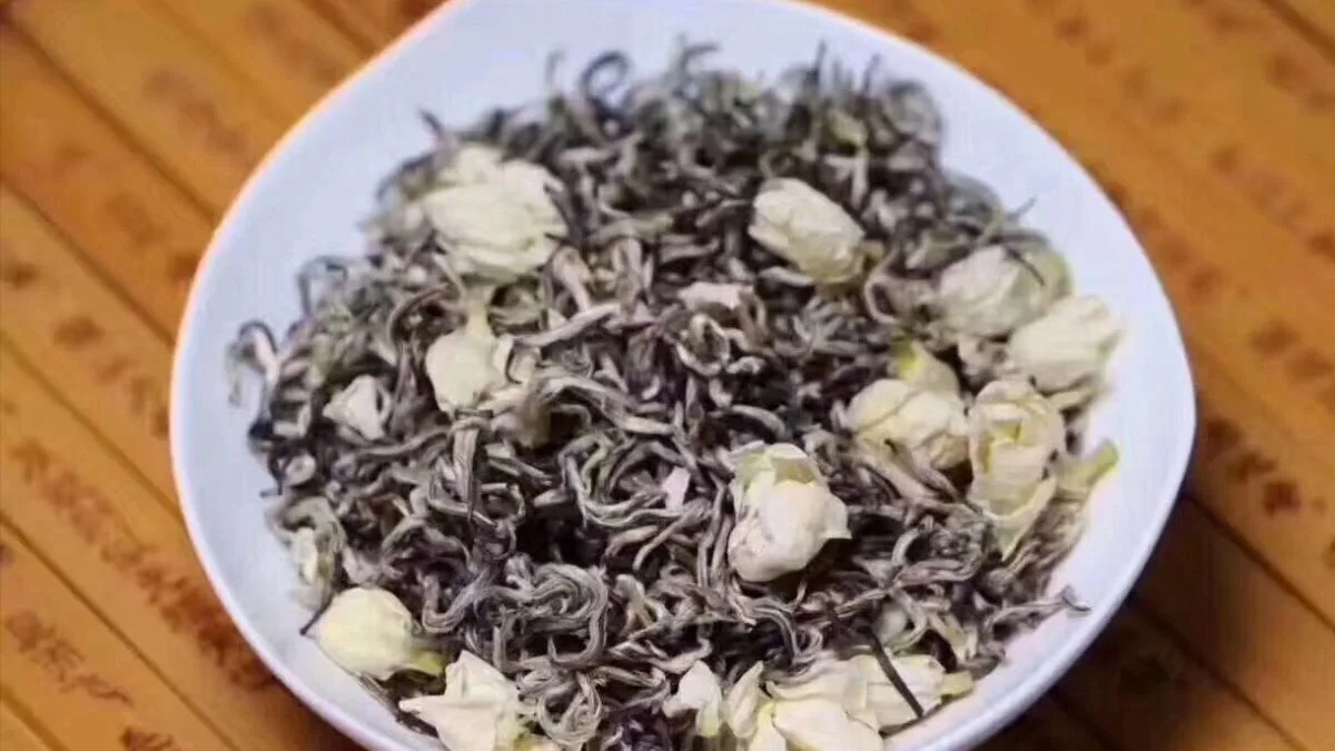 What are the white flowers in Chinese tea?