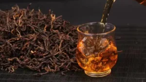 How to dye your hair with black tea?