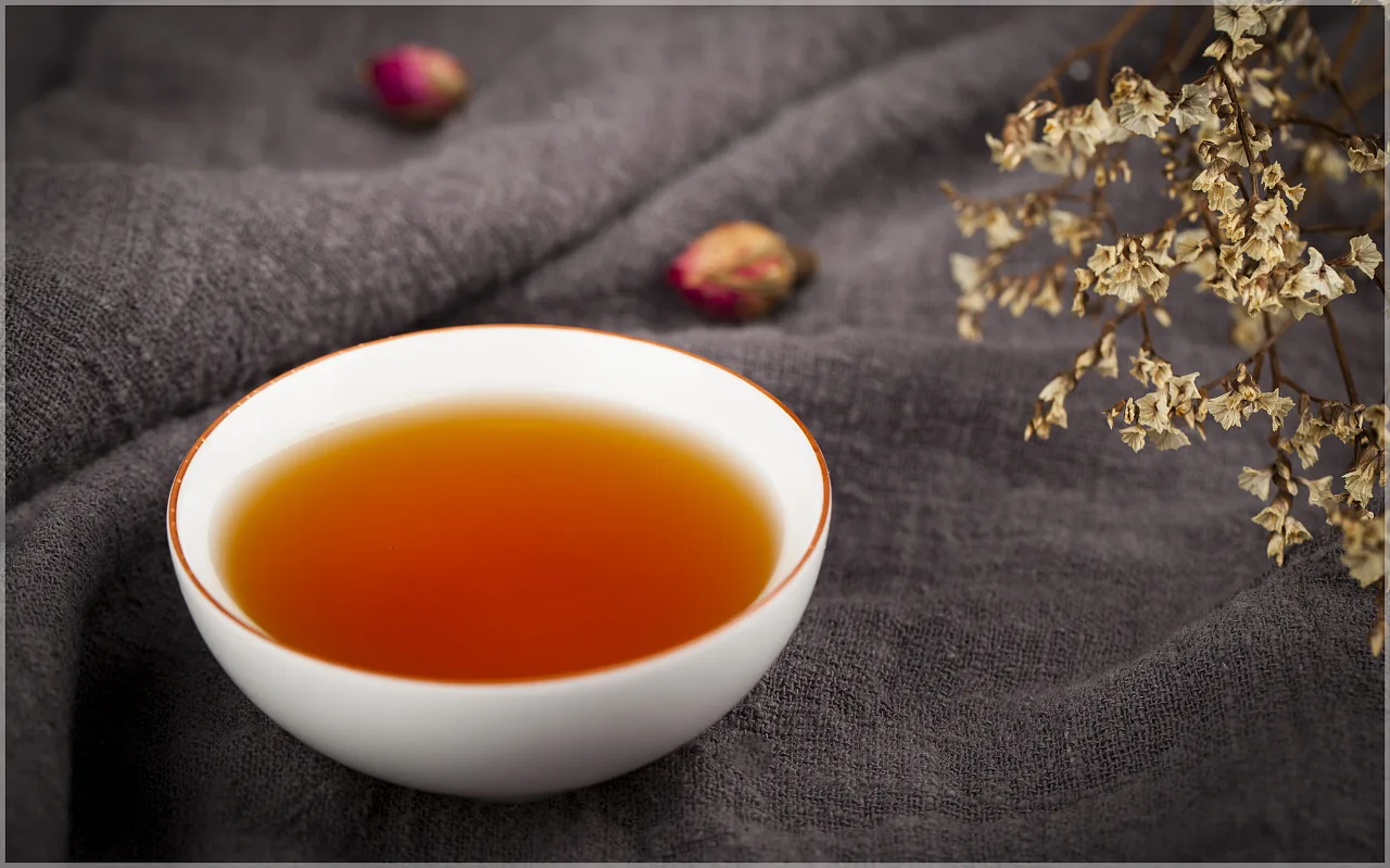 What are the benefits of applying black tea on face?