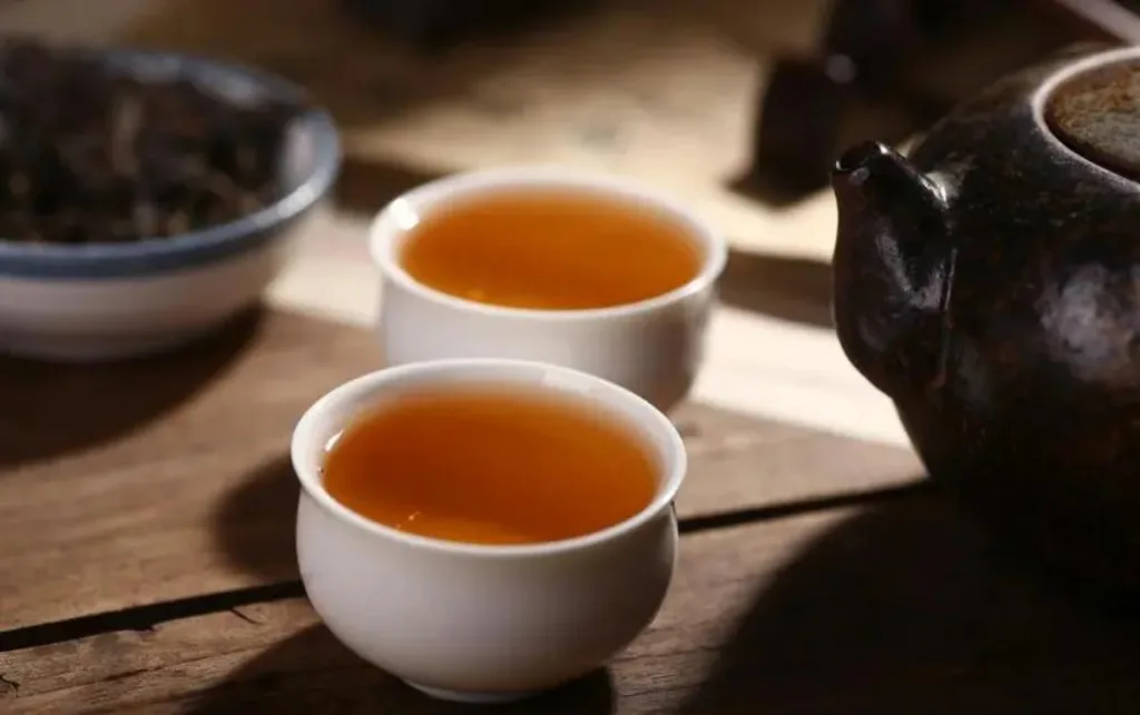 What are the benefits of drinking black tea with milk?